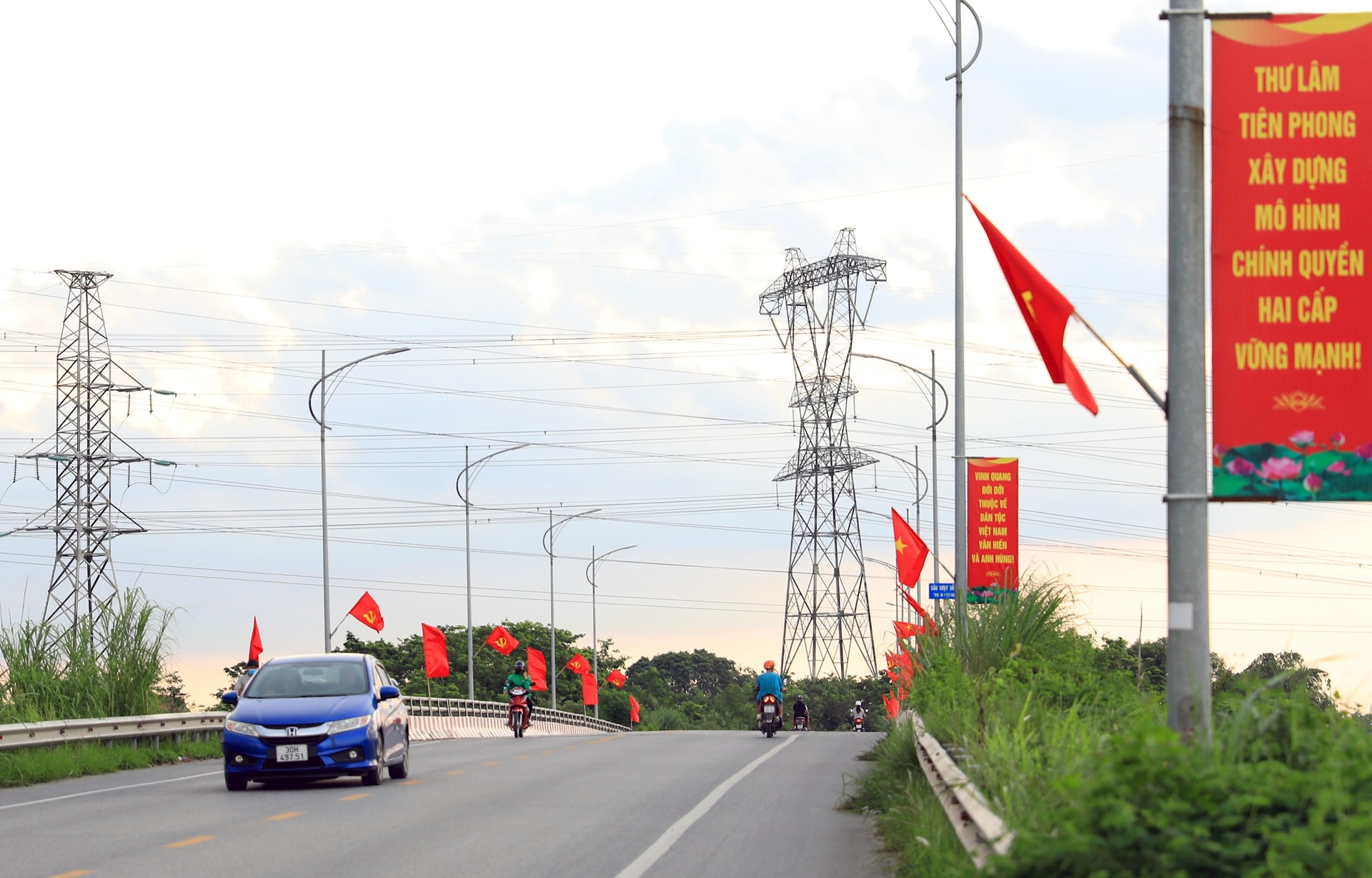 khap-cac-tuyen-duong-ngo-xom-ruc-ro-co-bang-ron-chao-mung-dai-hoi-dang-bo-xa-thu-lam-lan-thu-i-4-.jpg