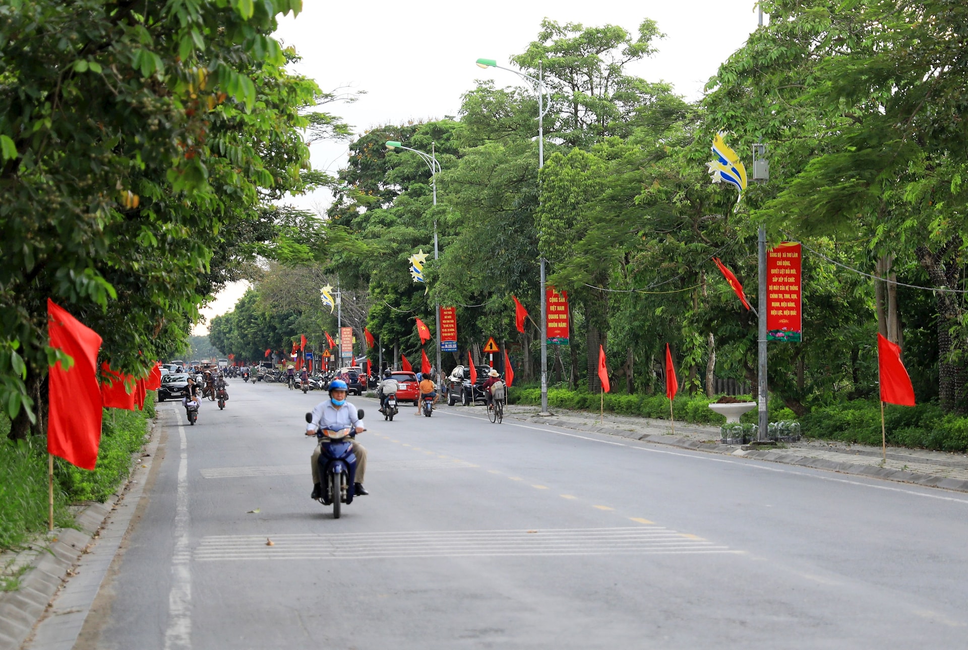 khap-cac-tuyen-duong-ngo-xom-ruc-ro-co-bang-ron-chao-mung-dai-hoi-dang-bo-xa-thu-lam-lan-thu-i-5-.jpg