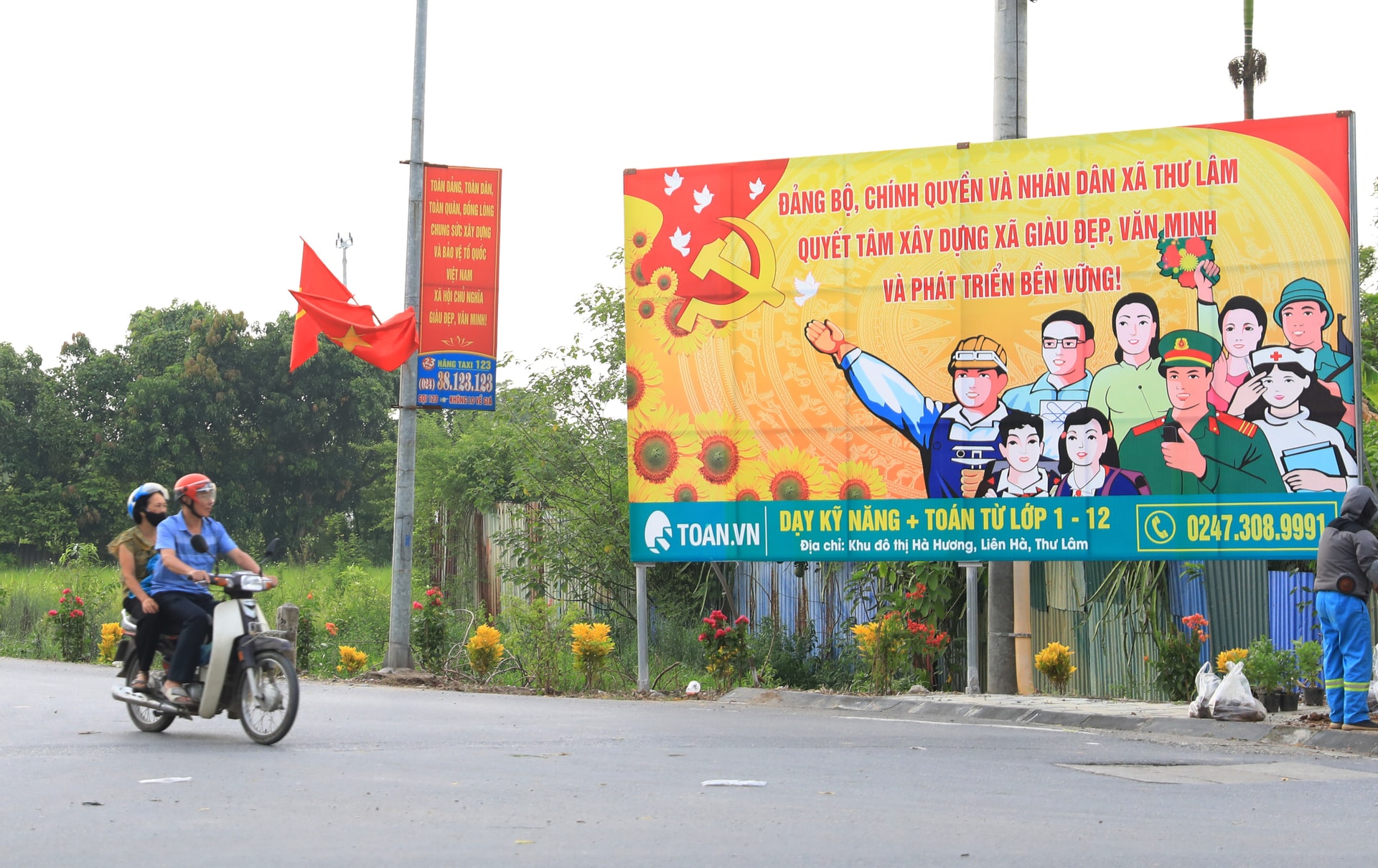 khap-cac-tuyen-duong-ngo-xom-ruc-ro-co-bang-ron-chao-mung-dai-hoi-dang-bo-xa-thu-lam-lan-thu-i-8-.jpg