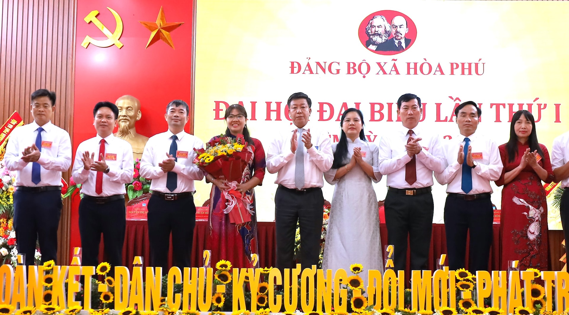 Phó Chủ tịch UBND thành phố Hà Nội Dương Đức Tuấn chúc mừng Đảng ủy xã Hòa Phú nhiệm kỳ thứ I, nhiệm kỳ 2025-2030. Ảnh: Kim Nhuệ