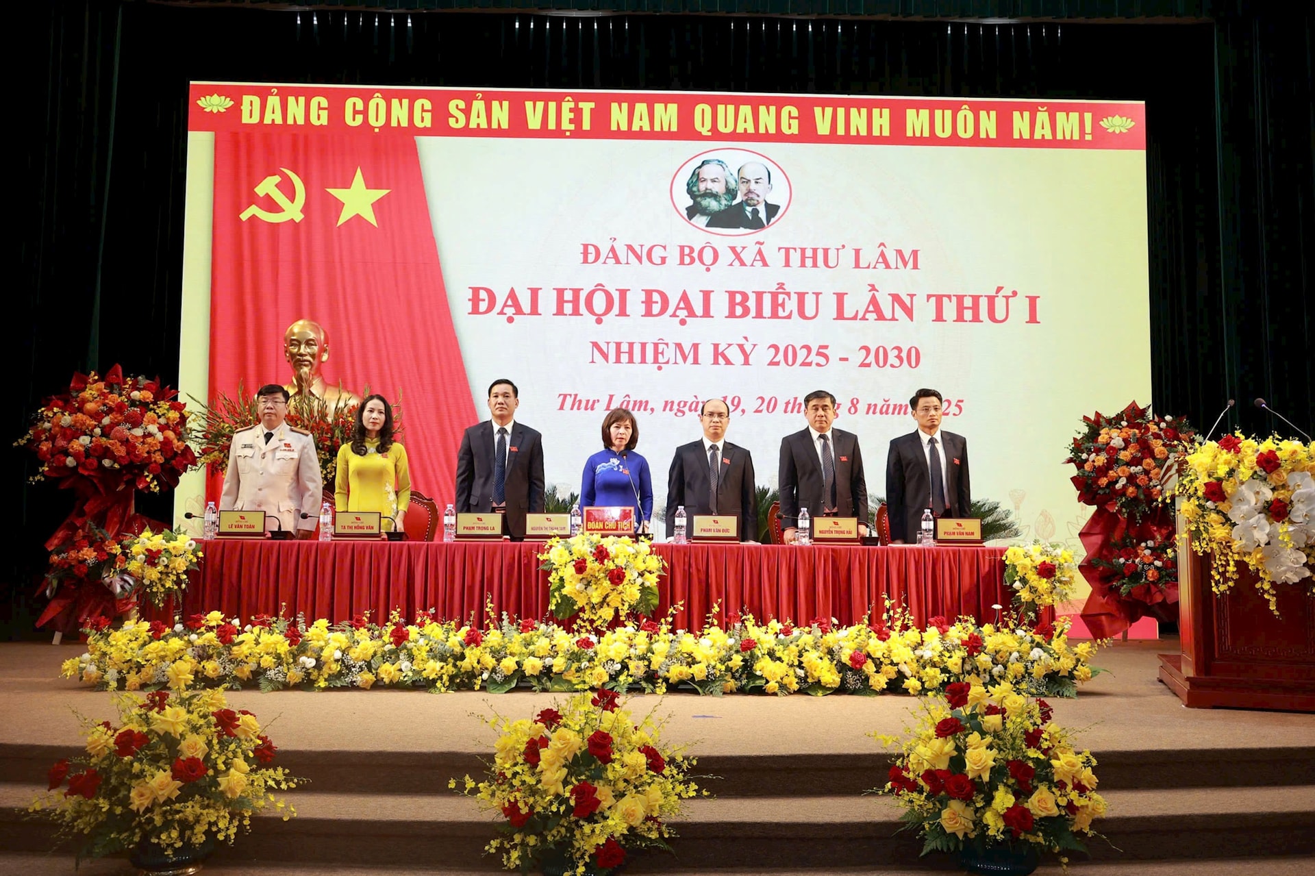 Đoàn Chủ tịch điều hành phiên trù bị Đại hội đại biểu Đảng bộ xã Thư Lâm lần thứ I. Ảnh: Đỗ Phong