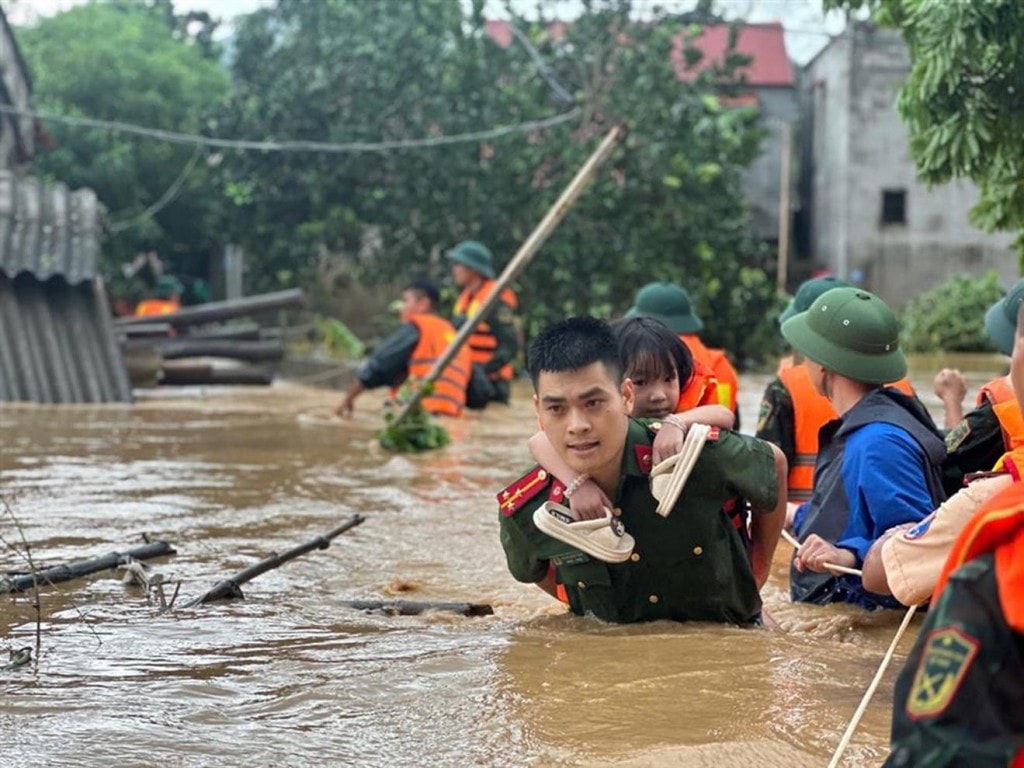 Các chiến sĩ công an hỗ trợ người dân xuyên ngày, trắng đêm di chuyển người và tài sản đến vùng an toàn Các chiến sĩ công an hỗ trợ người dân xuyên ngày, trắng đêm di chuyển người và tài sản đến vùng an toàn