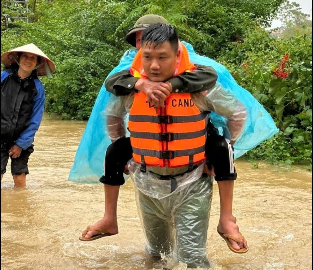 Các chiến sĩ công an hỗ trợ người dân Các chiến sĩ công an hỗ trợ người dân