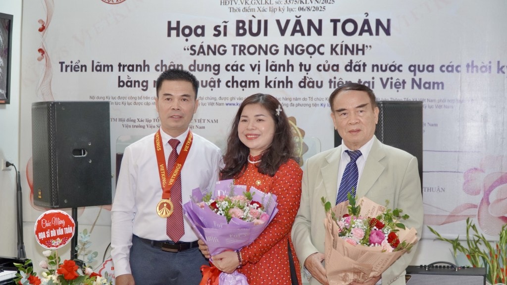Họa sĩ Bùi Quốc Toản được trao kỷ lục với nghệ thuật chạm khắc kính