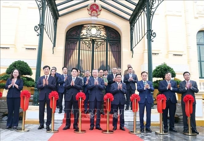 Tổng Bí thư Tô Lâm và Chủ tịch nước Lương Cường và các đại biểu thực hiện nghi thức bàn giao. Ảnh: Thống Nhất/TTXVN