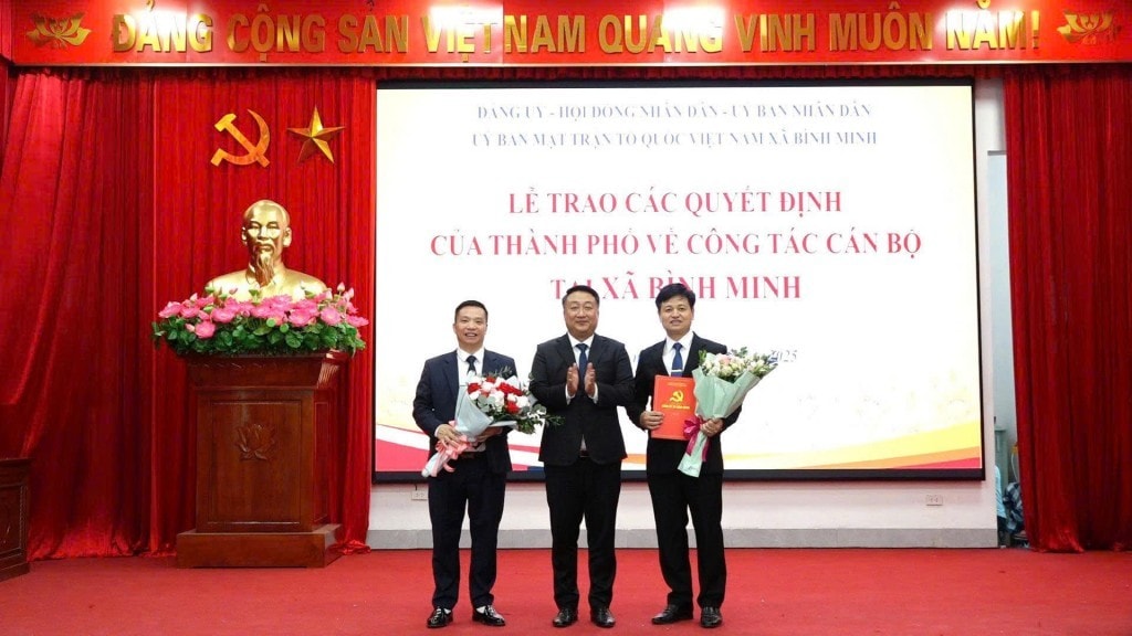 Bí thư Đảng ủy xã Bình Minh Nguyễn Khánh Bình trao Nghị quyết của Thường trực HĐND TP về chỉ định Chủ tịch, Phó Chủ tịch UBND xã Bình Minh