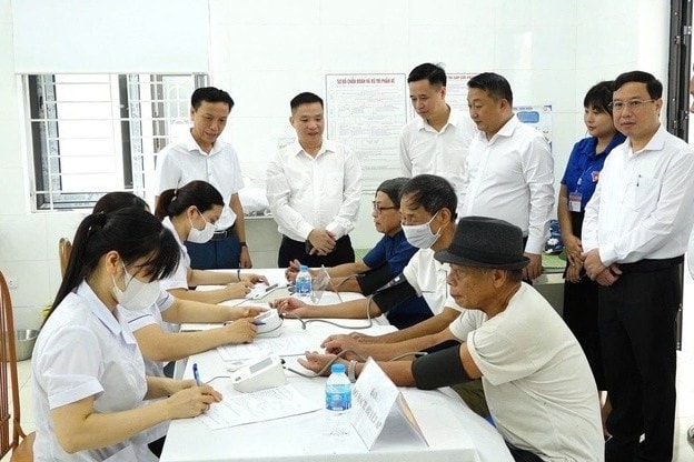Các đồng chí Lãnh đạo Đảng uỷ, HĐND, UBND, UBMTTQ thăm, động viên các y, bác sỹ và người có công trong chương trình khám, tư vấn sức khỏe
