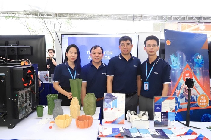 Các thiết bị như Kính thực tế ảo (VR), Máy in 3D,... được ứng dụng do chính các sinh viên của nhà trường nghiên cứu và chế tạo. Ảnh: HUCE. Các thiết bị như Kính thực tế ảo (VR), Máy in 3D,... được ứng dụng do chính các sinh viên của nhà trường nghiên cứu và chế tạo. Ảnh: HUCE.