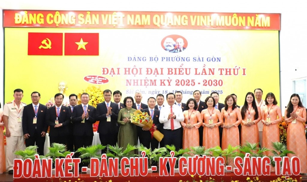 Chủ tịch UBND TP HCM Nguyễn Văn Được cùng bà Tô Thị Bích Châu, nguyên Phó Chủ tịch Ủy ban Trung ương MTTQ Việt Nam, chúc mừng Ban Chấp hành Đảng bộ phường Sài Gòn 