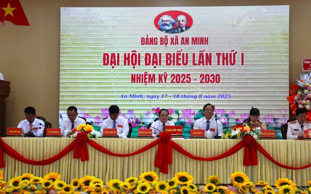 Đoàn Chủ tịch chủ trì đại hội Đoàn Chủ tịch chủ trì đại hội