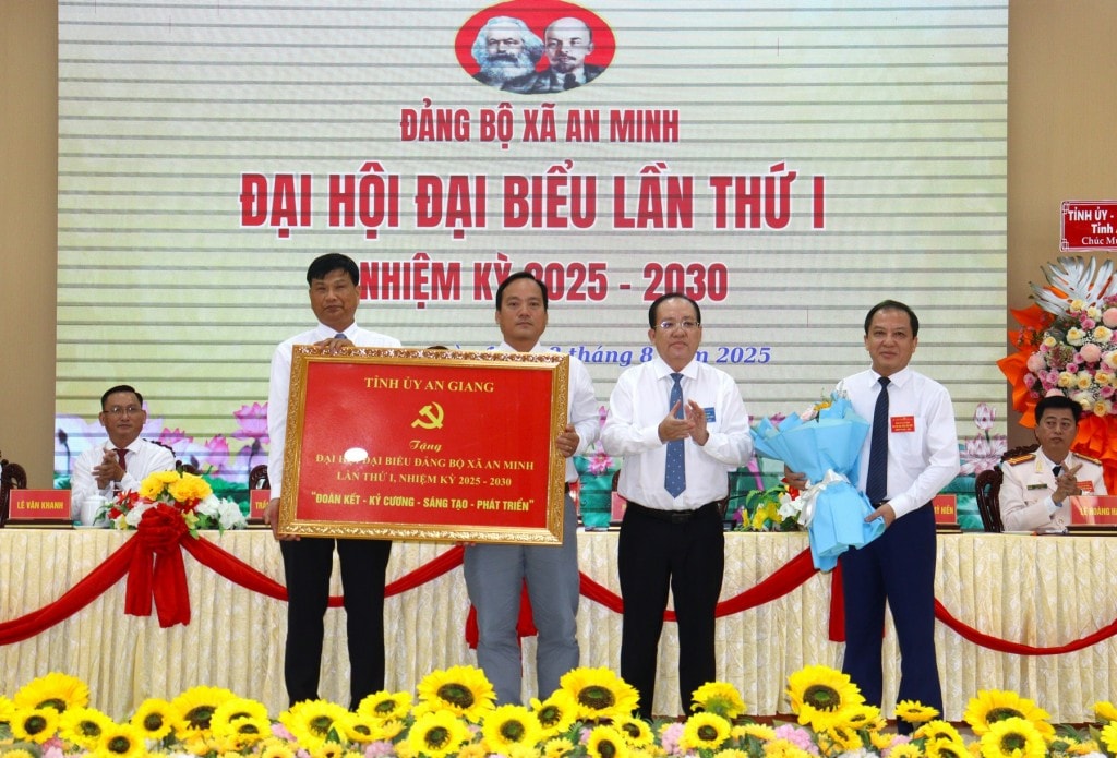 Ủy viên Ban Thường vụ Tỉnh ủy, Phó Chủ tịch thường trực UBND tỉnh An Giang Nguyễn Thanh Phong trao tặng bức trướng cho đại hội Ủy viên Ban Thường vụ Tỉnh ủy, Phó Chủ tịch thường trực UBND tỉnh An Giang Nguyễn Thanh Phong trao tặng bức trướng cho đại hội