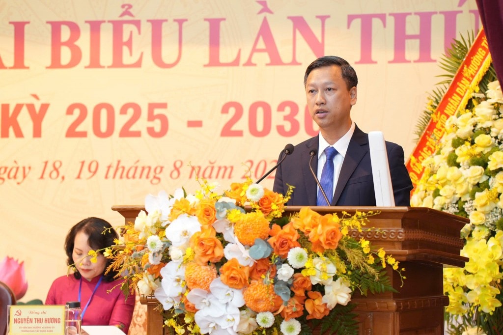 Đồng chí Đỗ Khắc Đạo - Phó bí thư Thường trực Đảng ủy phường Từ Liêm  công bố Quyết định của Ban Thường vụ Thành ủy chỉ định Ban Chấp hành Đảng bộ, Ban Thường vụ; Bí thư, Phó Bí thư…