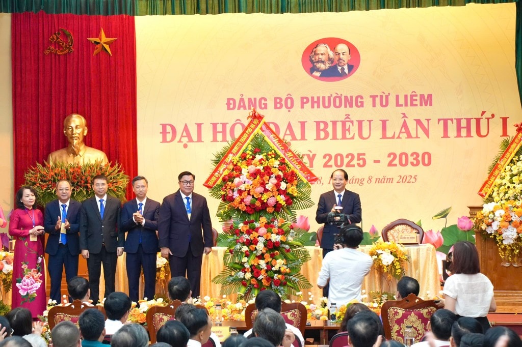 Trưởng ban Tuyên giáo và Dân vận Thành ủy Hà Nội Nguyễn Doãn Toản tặng hoa chúc mừng Đại hội