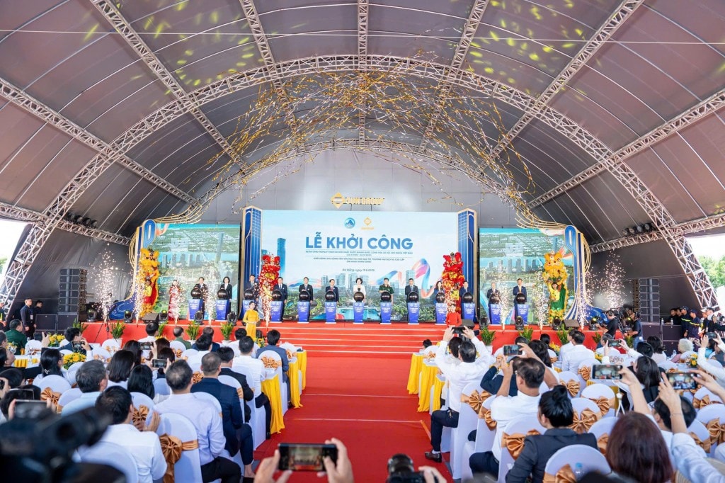 Các đại biểu thực hiện nghi thức khởi công dự án