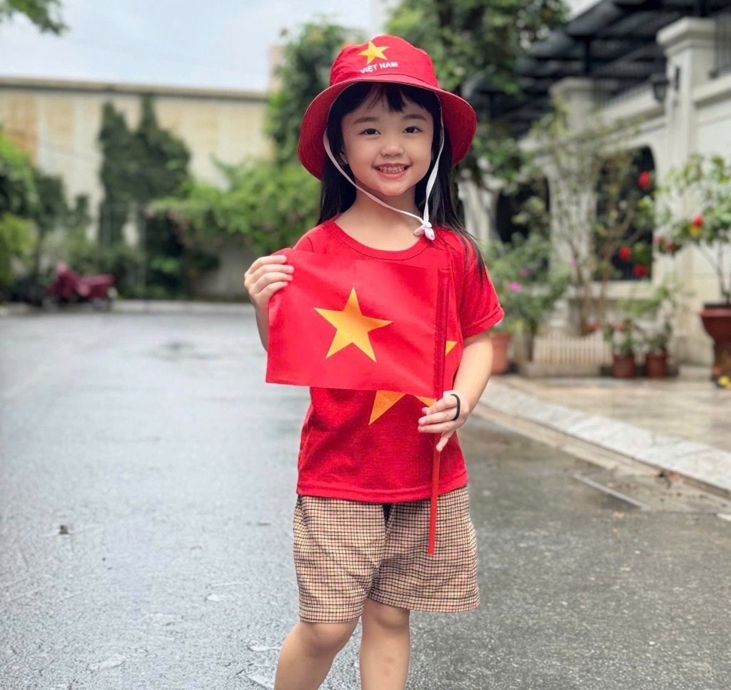 Tú Vy chưa hiểu hết ý nghĩa của những ngày lễ trọng đại. Với em, Quốc khánh đơn giản là “được mặc áo đỏ, đội mũ xinh và hát múa,
