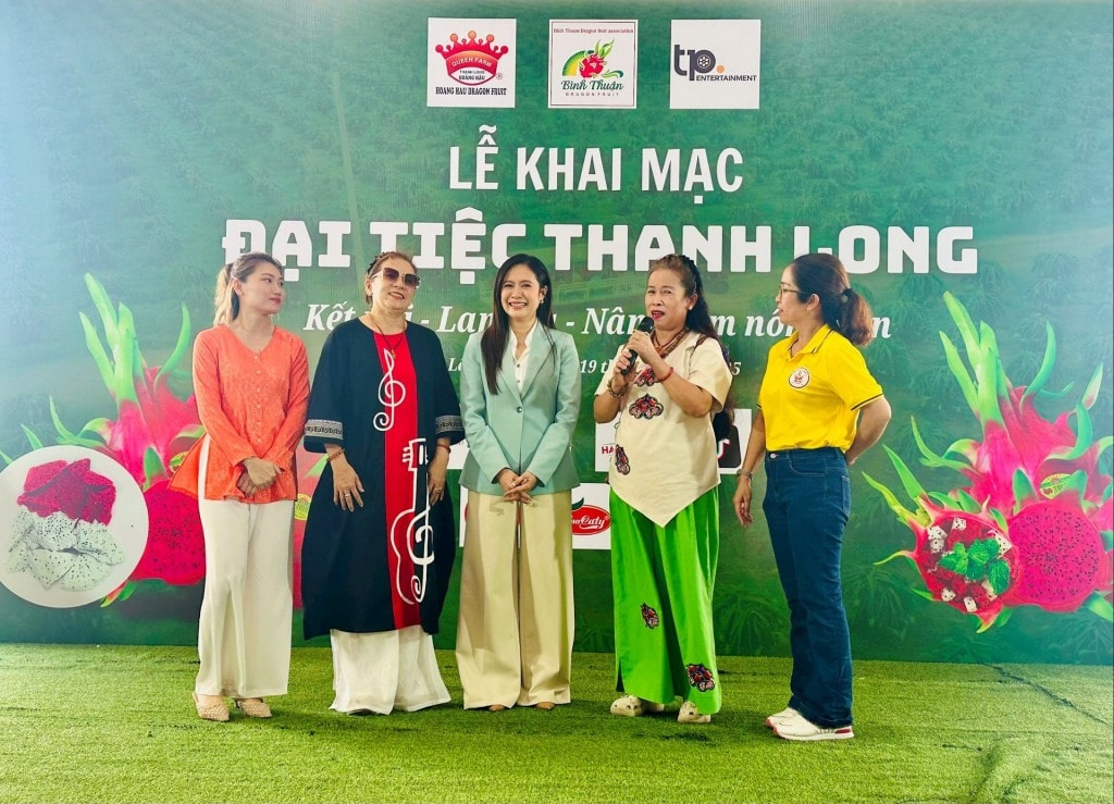 Ngày 19/8, “Đại tiệc livestream thanh long” với chủ đề “Kết nối - Lan tỏa - Nâng tầm nông sản” có sự tham dự của đại diện Sở Nông nghiệp và Môi trường tỉnh Lâm Đồng, xã Hàm Kiệm, cùng đông đảo các hợp tác xã, doanh nghiệp thanh long trên địa bàn. Ngày 19/8, “Đại tiệc livestream thanh long” với chủ đề “Kết nối - Lan tỏa - Nâng tầm nông sản” có sự tham dự của đại diện Sở Nông nghiệp và Môi trường tỉnh Lâm Đồng, xã Hàm Kiệm, cùng đông đảo các hợp tác xã, doanh nghiệp thanh long trên địa bàn.