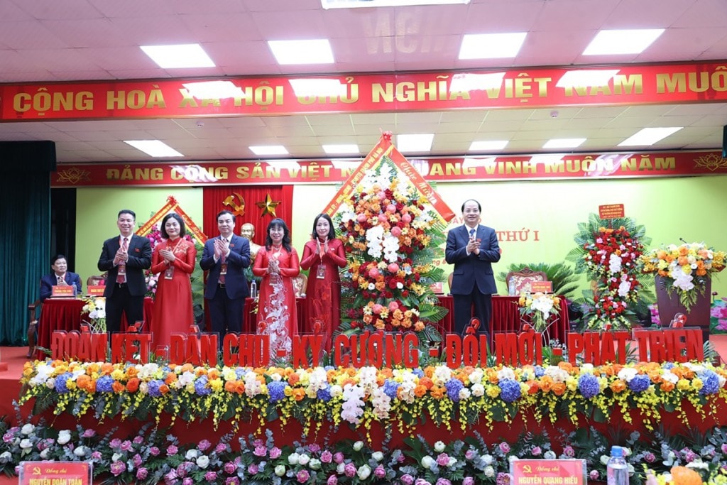 Đồng chí Nguyễn Doãn Toản - Ủy viên Ban Thường vụ, Trưởng ban Tuyên giáo và Dân vận Thành ủy Hà Nội tặng hoa chúc mừng Đại hội