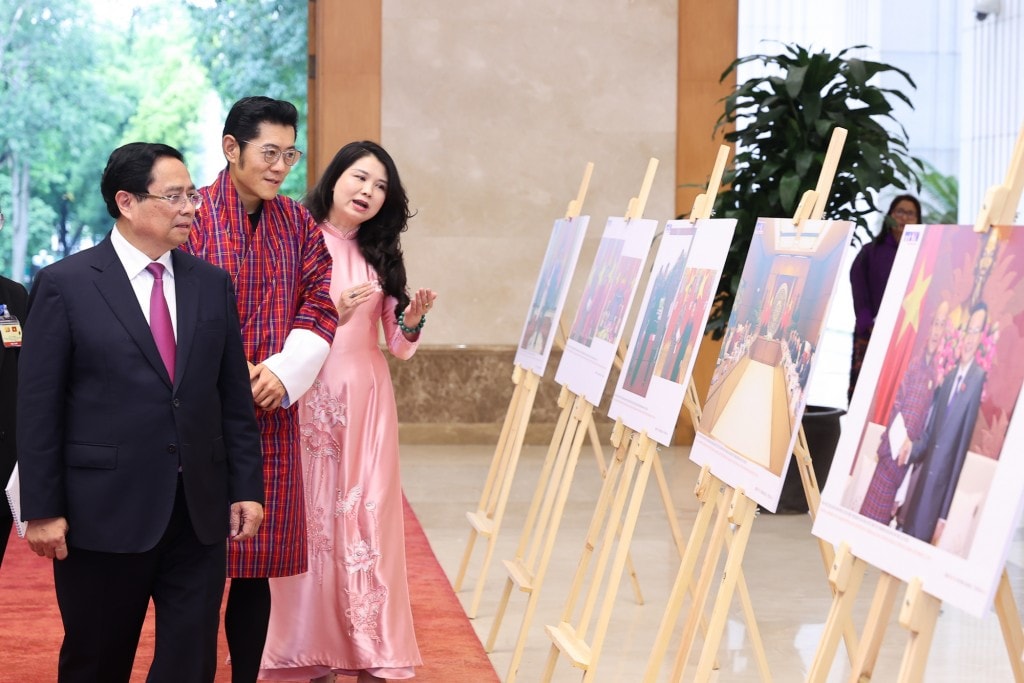 Thủ tướng Phạm Minh Chính và Quốc vương Bhutan tham quan trưng bày ảnh về quan hệ hai nước - Ảnh: VGP/Nhật Bắc Thủ tướng Phạm Minh Chính và Quốc vương Bhutan tham quan trưng bày ảnh về quan hệ hai nước - Ảnh: VGP/Nhật Bắc