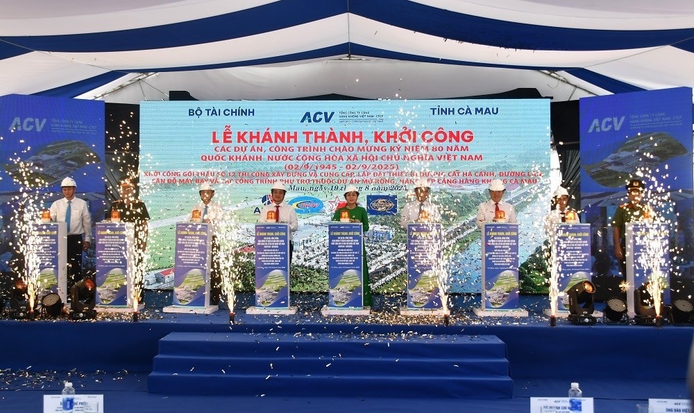 Nghi thức bấm nút khởi công Dự án mở rộng, nâng cấp Cảng Hàng không Cà Mau.
