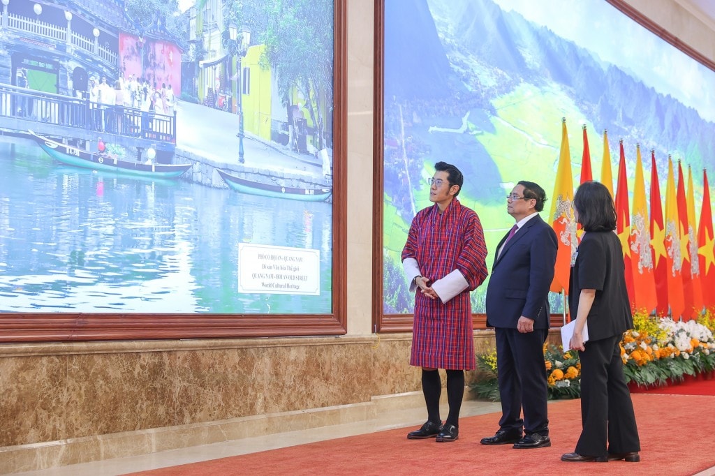 Thủ tướng Phạm Minh Chính giới thiệu với Quốc vương Bhutan về các di sản tại Việt Nam - Ảnh: VGP/Nhật Bắc Thủ tướng Phạm Minh Chính giới thiệu với Quốc vương Bhutan về các di sản tại Việt Nam - Ảnh: VGP/Nhật Bắc