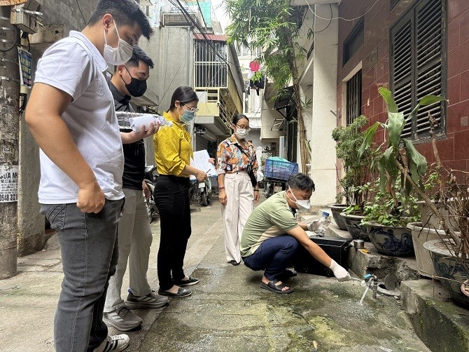 Cán bộ Trung tâm Kiểm soát bệnh tật thành phố Hà Nội lấy mẫu nước xét nghiệm theo quy định và thử nghiệm chất lượng nước sạch theo QCVN 01- 1:2024/BYT.