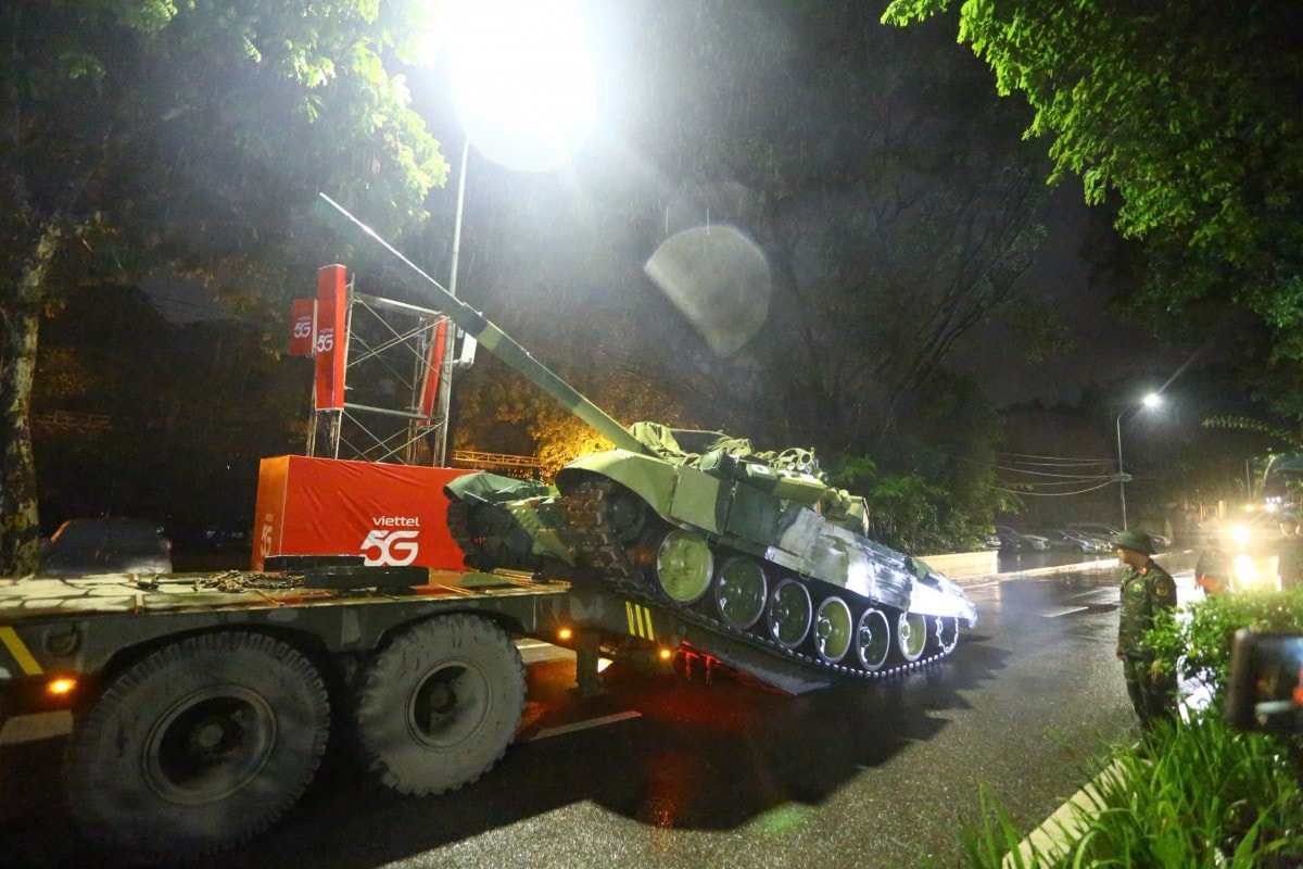 Hàng trăm phương tiện diễu binh, diễu hành cơ động trong đêm mưa chuẩn bị cho Quốc khánh