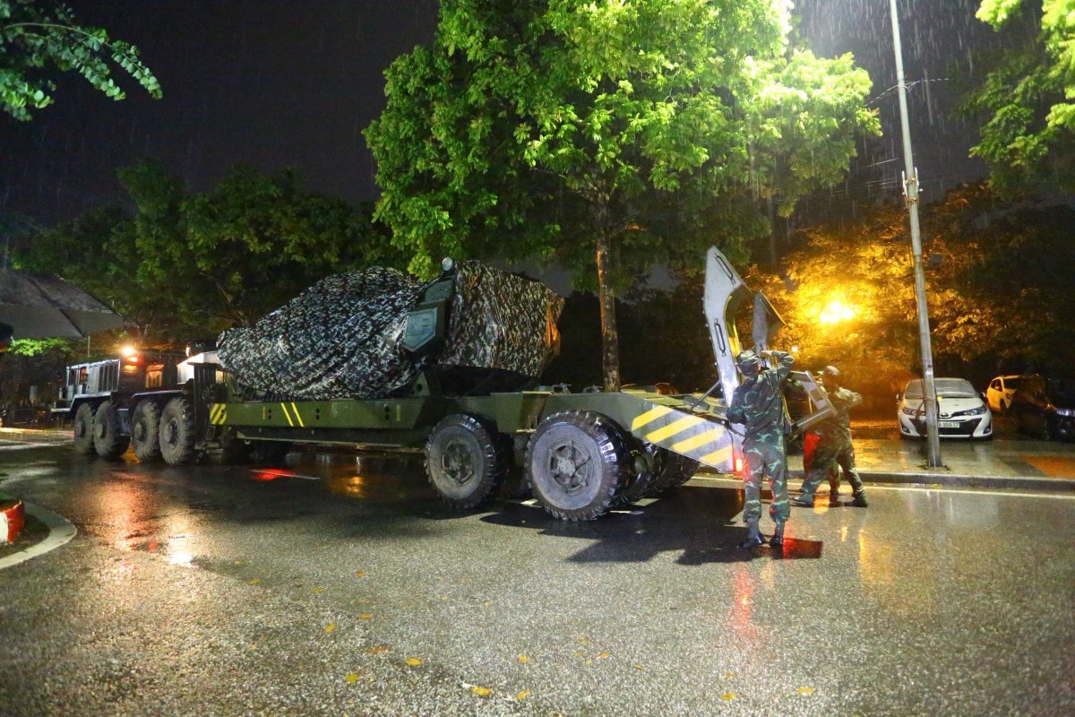 Hàng trăm phương tiện diễu binh, diễu hành cơ động trong đêm mưa chuẩn bị cho Quốc khánh