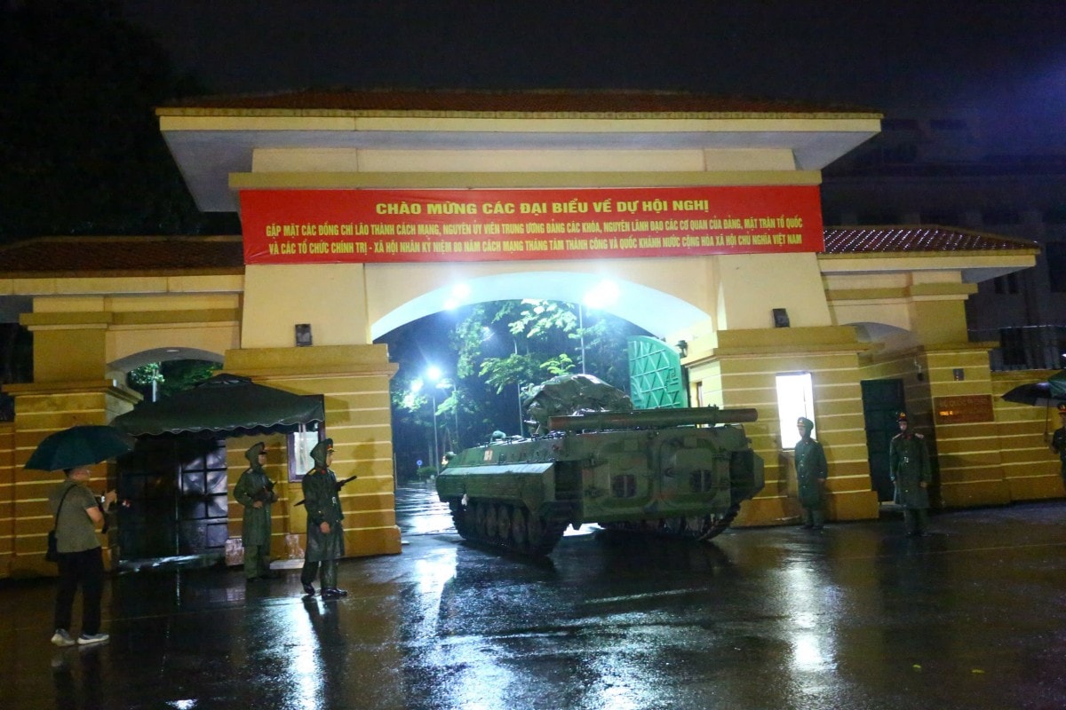 Hàng trăm phương tiện diễu binh, diễu hành cơ động trong đêm mưa chuẩn bị cho Quốc khánh