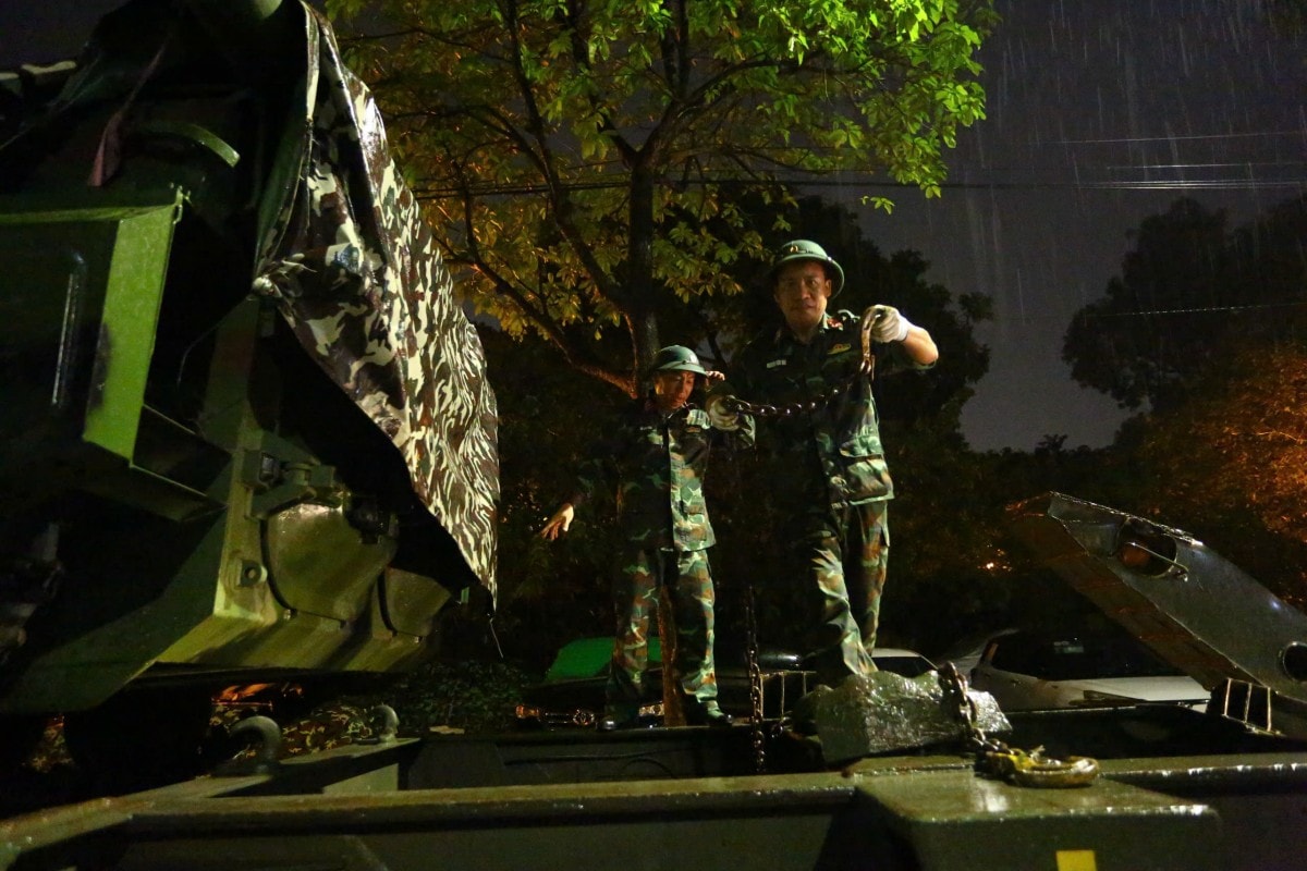 Hàng trăm phương tiện diễu binh, diễu hành cơ động trong đêm mưa chuẩn bị cho Quốc khánh