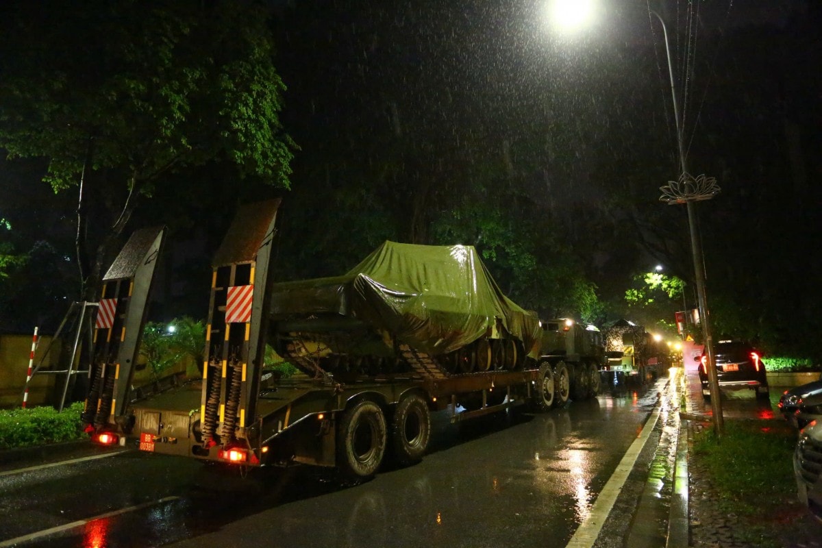 Hàng trăm phương tiện diễu binh, diễu hành cơ động trong đêm mưa chuẩn bị cho Quốc khánh