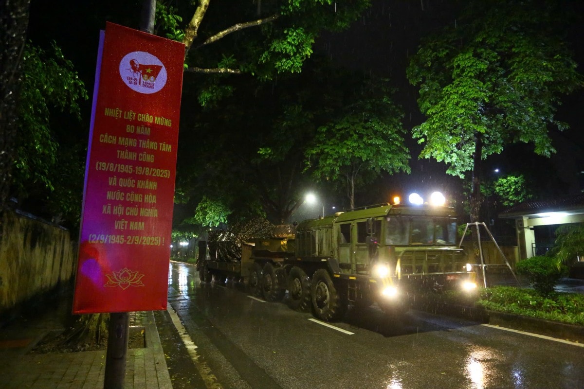 Hàng trăm phương tiện diễu binh, diễu hành cơ động trong đêm mưa chuẩn bị cho Quốc khánh