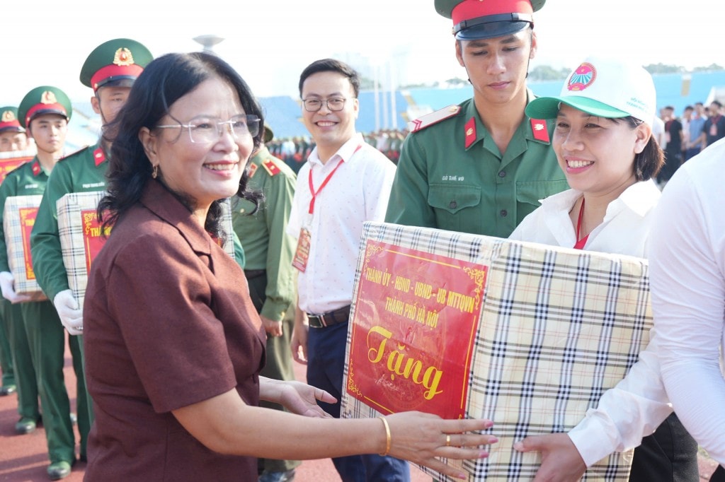 Thứ trưởng Bộ Văn hóa, Thể thao và Du lịch Trịnh Thị Thủy tặng quà các đơn vị