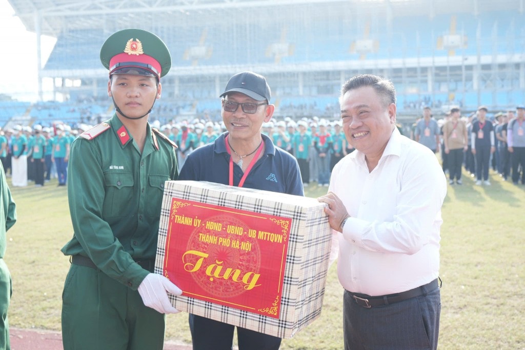 Đồng chí Trần Sỹ Thanh tặng quà các khối diễu binh, diễu hành