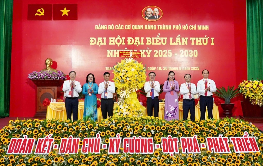 Lãnh đạo TP HCM tặng hoa chúc mừng của Thành ủy - HĐND - UBND - Ủy ban MTTQ thành phố cho Đại hội