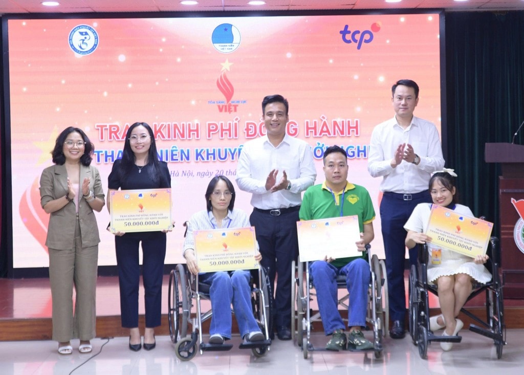 Ngay tại sự kiện, Ban Tổ chức đã trao biển hỗ trợ kinh phí cho 4 dự án khởi nghiệp tiêu biểu của thanh niên khuyết tật, mỗi dự án nhận 50 triệu đồng từ Công ty TCP Việt Nam. Ngay tại sự kiện, Ban Tổ chức đã trao biển hỗ trợ kinh phí cho 4 dự án khởi nghiệp tiêu biểu của thanh niên khuyết tật, mỗi dự án nhận 50 triệu đồng từ Công ty TCP Việt Nam.