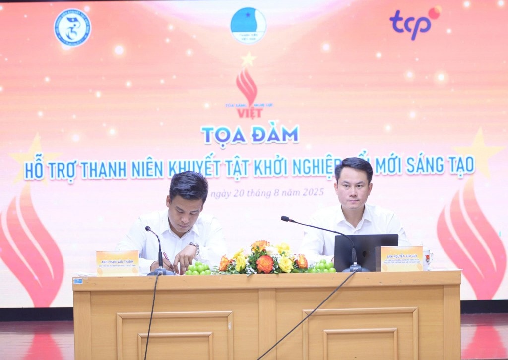 anh Nguyễn Kim Quy, Ủy viên Ban Thường vụ Trung ương Đoàn, Phó Chủ tịch Thường trực Trung ương Hội LHTN Việt Nam; anh Phạm Văn Thành, Chủ tịch Hội Thanh niên khuyết tật Việt Nam anh Nguyễn Kim Quy, Ủy viên Ban Thường vụ Trung ương Đoàn, Phó Chủ tịch Thường trực Trung ương Hội LHTN Việt Nam; anh Phạm Văn Thành, Chủ tịch Hội Thanh niên khuyết tật Việt Nam