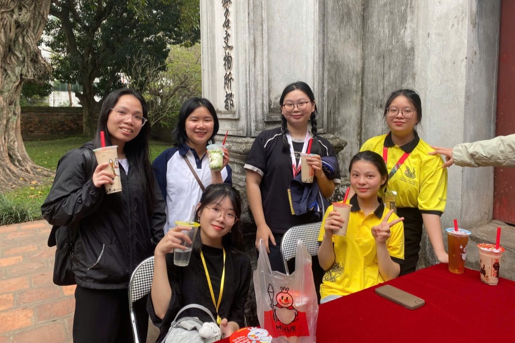 Những phút nghỉ ngơi của Đặng Thị Mạnh (hàng thứ hai, thứ hai từ phải sang) cùng đồng đội Những phút nghỉ ngơi của Đặng Thị Mạnh (hàng thứ hai, thứ hai từ phải sang) cùng đồng đội