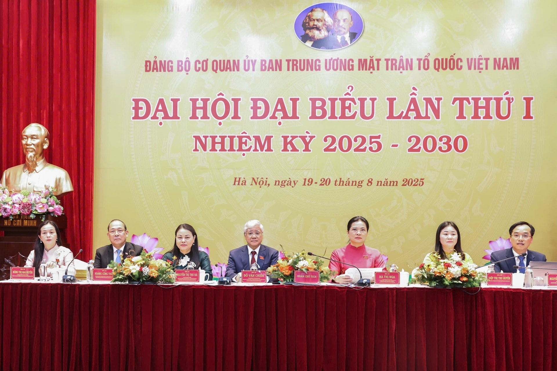 Đoàn Chủ tịch điều hành Đại hội. Ảnh: Quang Vinh