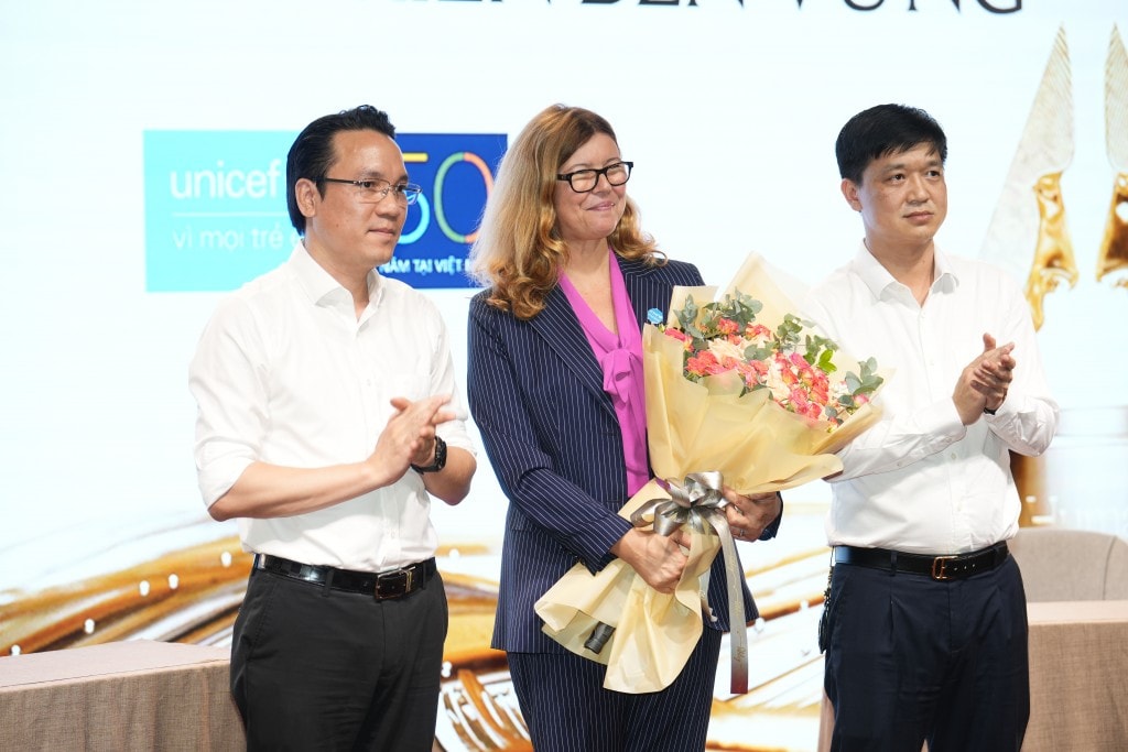 Ban Tổ chức tặng hoa cảm ơn sự đồng hành của Bà Silvia Danalov - Trưởng Đại diện Unicef Việt Nam Ban Tổ chức tặng hoa cảm ơn sự đồng hành của Bà Silvia Danalov - Trưởng Đại diện Unicef Việt Nam