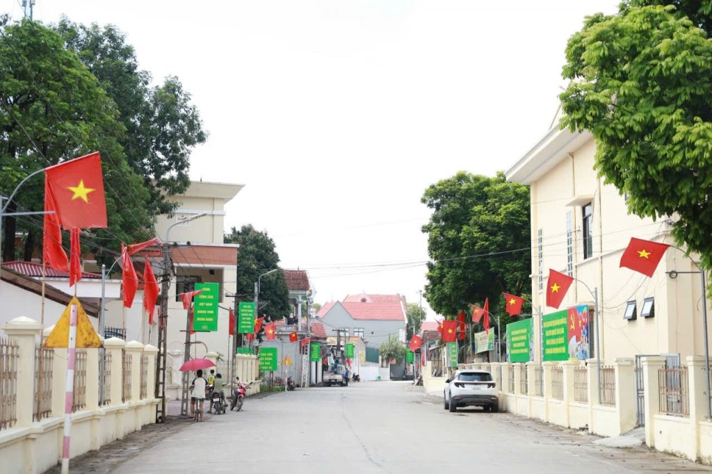 Đường làng, ngõ xóm khoác tấm áo mới với hàng trăm lá cờ tung bay trong gió Đường làng, ngõ xóm khoác tấm áo mới với hàng trăm lá cờ tung bay trong gió