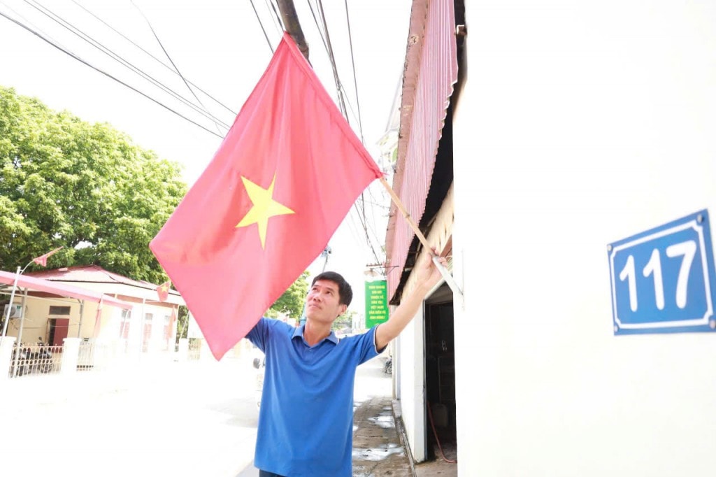 Niềm vui giản dị khi người dân cùng nhau treo cờ, dựng cột, góp thêm sắc thắm cho ngày hội. Niềm vui giản dị khi người dân cùng nhau treo cờ, dựng cột, góp thêm sắc thắm cho ngày hội.