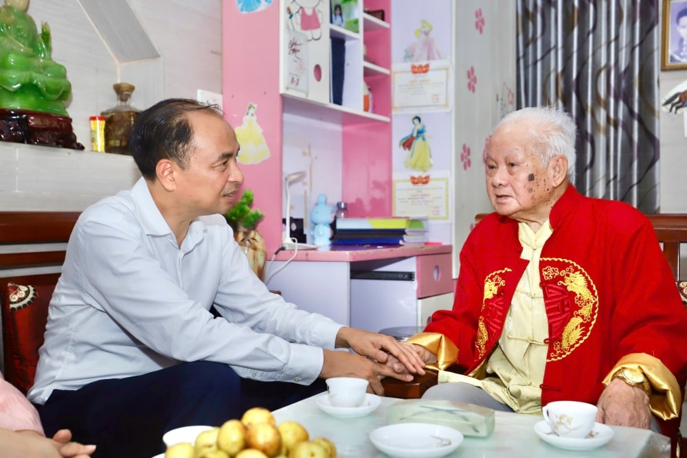 Lãnh đạo phường Tây Hồ thăm, tặng quà người có công nhân dịp 2/9