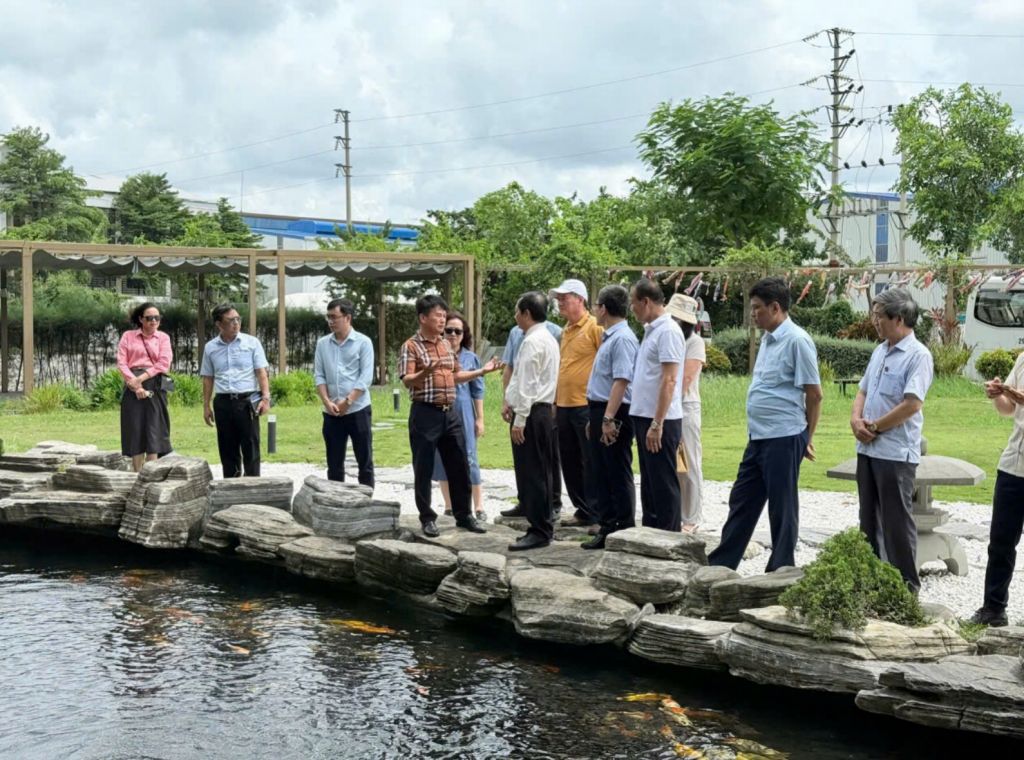 Các đại biểu tham quan mô hình KCN Sinh thái Nam Cầu Kiền