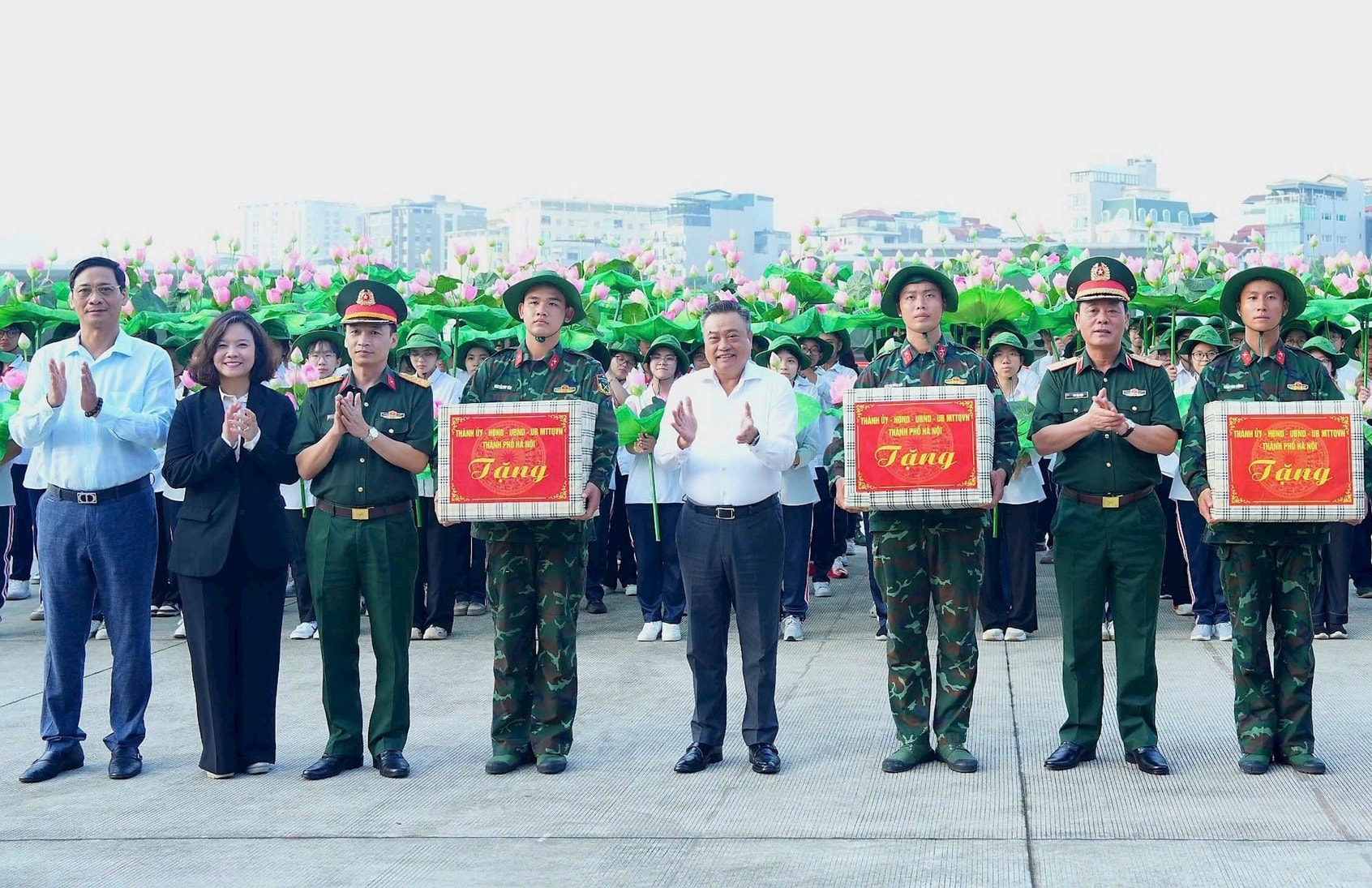 chu-tich-ubnd-thanh-pho-ha-noi-tran-sy-thanh-tang-qua-cac-luc-luong-thuoc-khoi-xe-nghi-truong.-anh-dinh-hiep.jpg