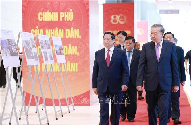 tong-bi-thu-to-lam-va-thu-tuong-chinh-phu-pham-minh-chinh-cung-cac-dai-bieu-tham-quan-trung-bay-anh-ve-hoat-dong-cua-chinh-phu-qua-cac-thoi-ky.-anh-ttxvn.jpg