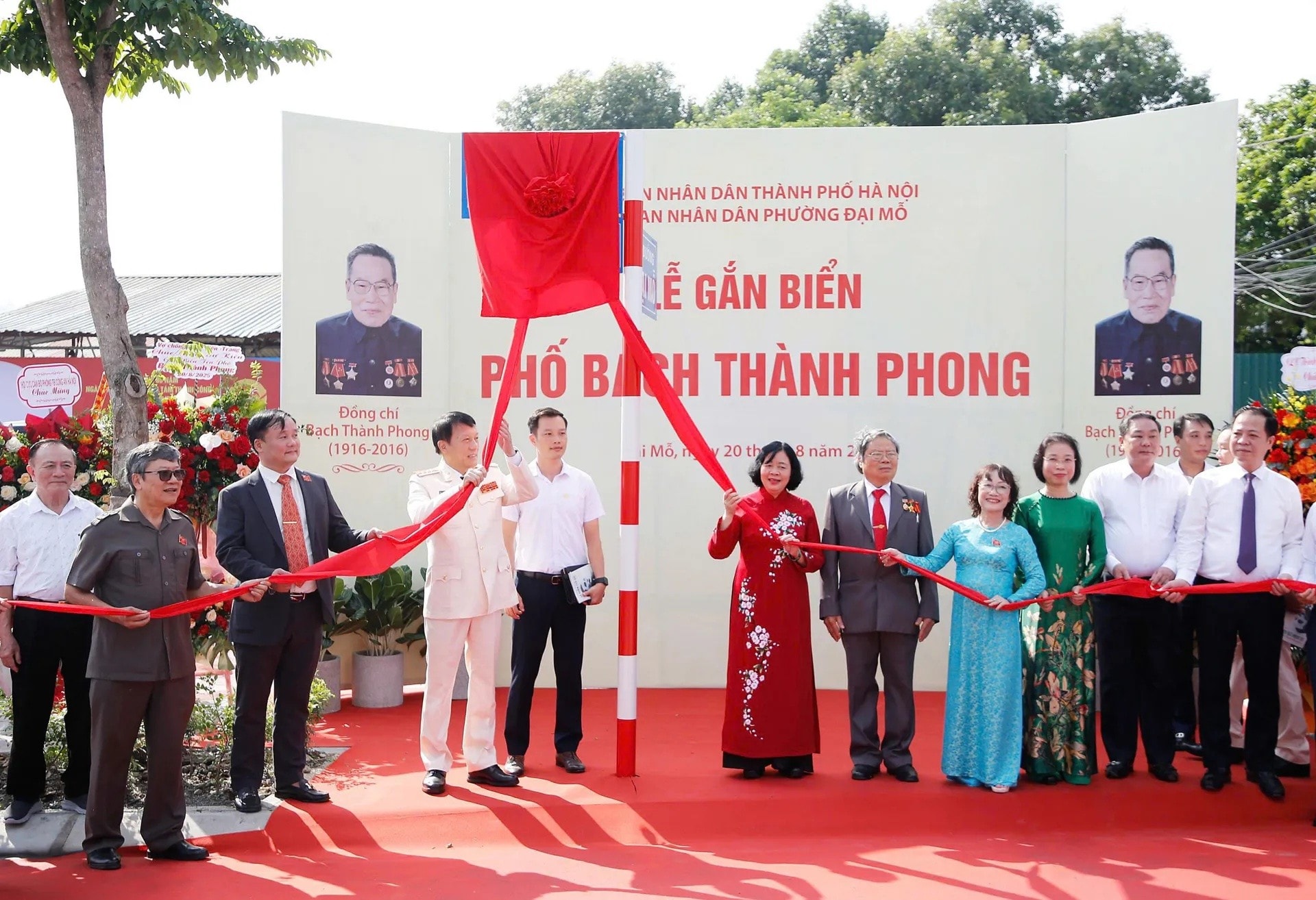 Hà Nội: Gắn biển 2 tuyến phố mới Lê Giản và Bạch Thành Phong