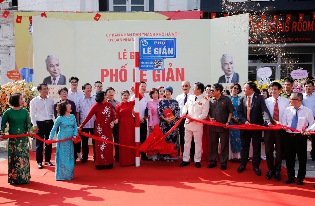 Hà Nội: Gắn biển 2 tuyến phố mới Lê Giản và Bạch Thành Phong