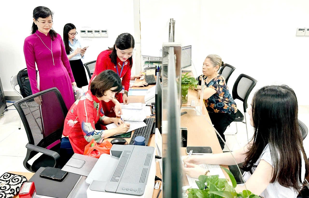 administrative-procedure-resolve-for-citizens-at-administrative-service-point-of-Cau-Giay-ward..jpg