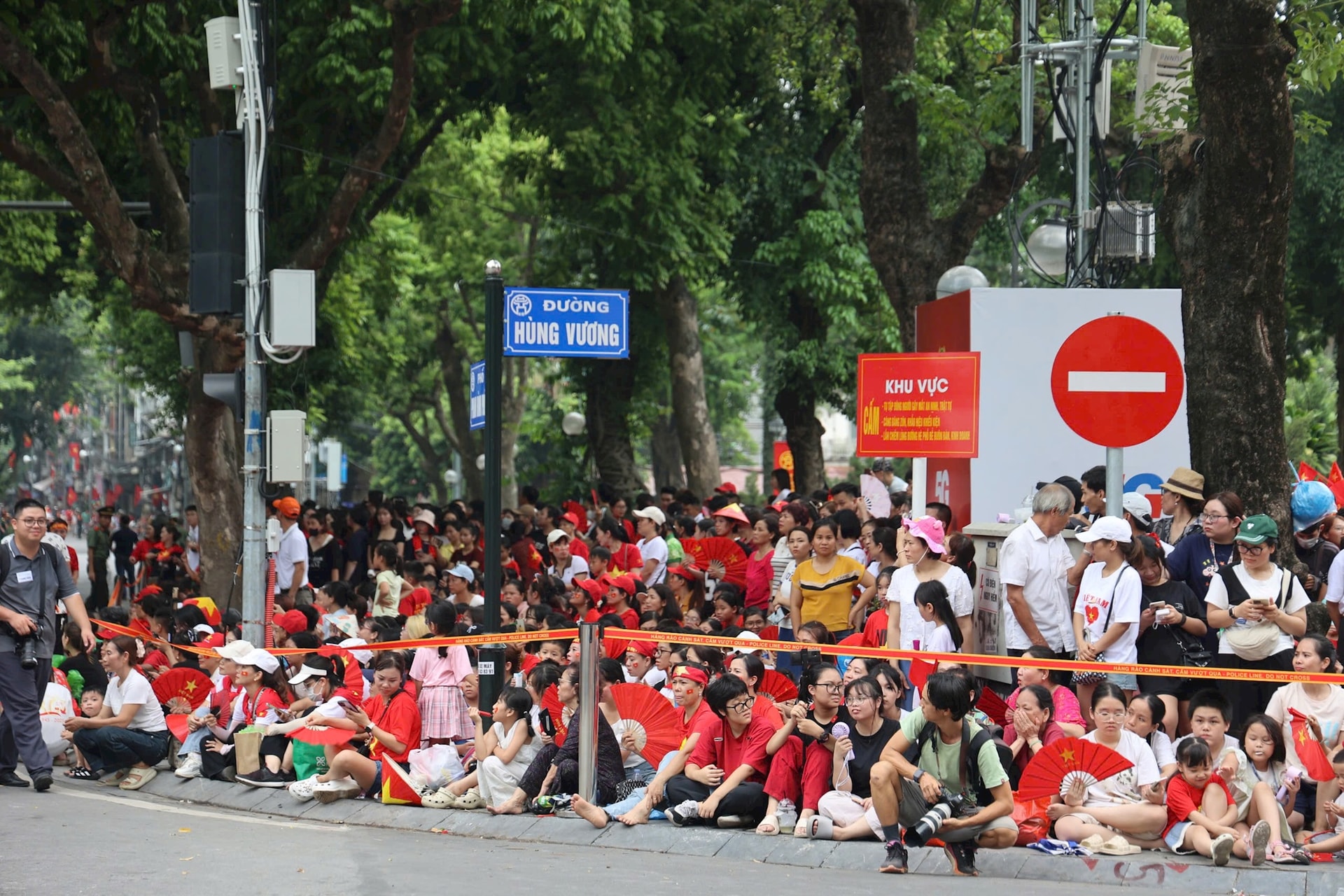 Khu vực đường Hùng Vương chật kín người dân nhưng bầu không khí diễn ra rất trật tự, tuân thủ yêu cầu từ lực lượng chức năng làm nhiệm vu.