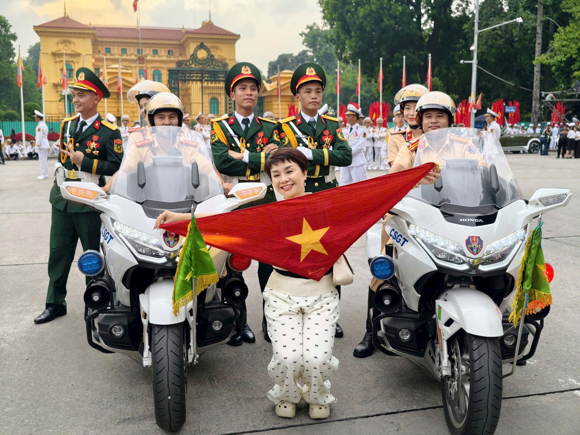 ... và hào hứng chụp ảnh cùng các chiến sĩ tham gia diễu binh, diễu hành.